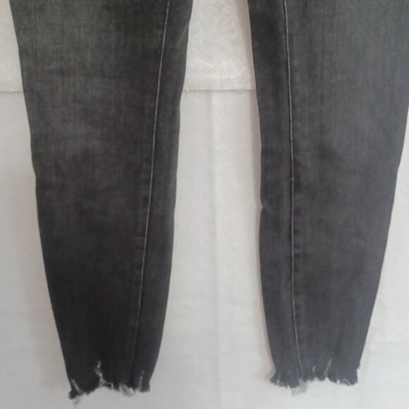Good American GOOD LEGS CROP Jeans Size 0/25 Black Stretch Denim Raw Hem NEW - Picture 4 of 10